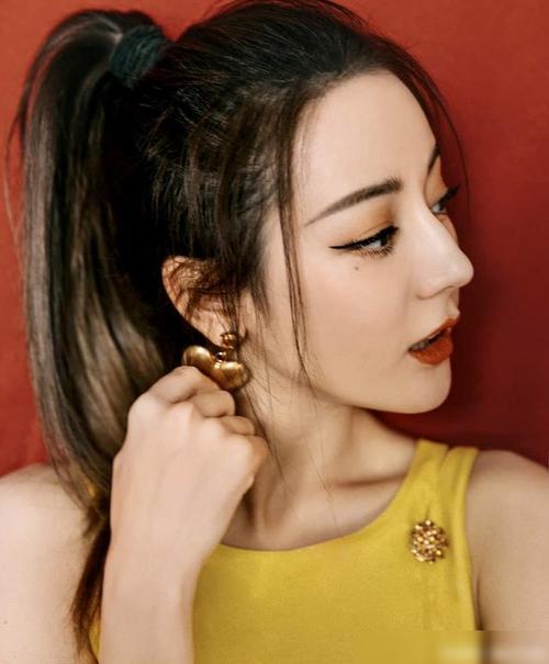 黃色系的迪麗熱巴