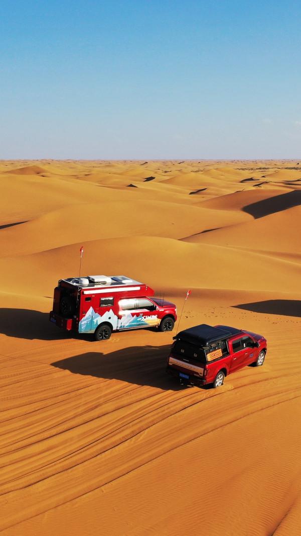 這臺福特F150LTD工具車把兩個人的旅行安排得妥妥當當