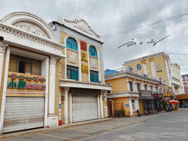 吉林延邊有一座邊境小城,位於三國交界處,街上招牌都用三國文字 吉林延邊有一座邊境小城,位於三國交界處,街上招牌都用三國文字