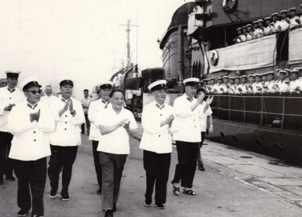 82年杜義德退居二線後，提出要撰寫回憶錄，鄧小平：你不要湊熱鬧