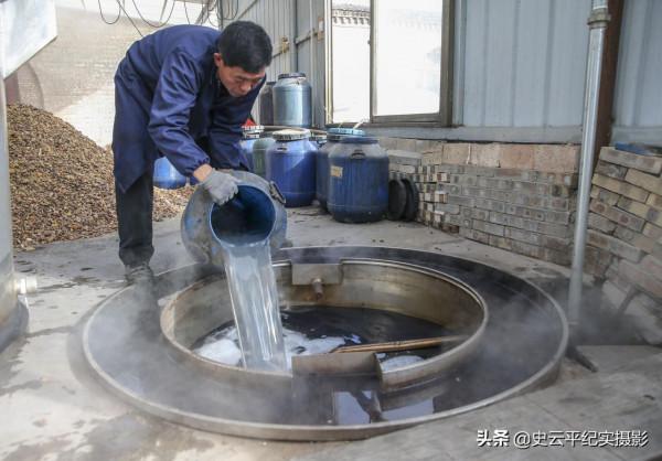 大山裡農民大哥用工藝流程釀製柿子酒，好喝不上頭，看看啥情況