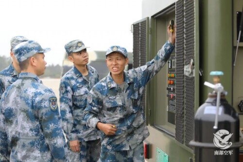 兵王深艙裡工作30年，退休前才第二次上了甲板觀看戰機起降……