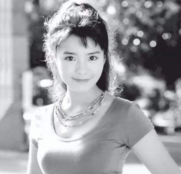 猛人朱迅：端盤洗廁所，簽約日本電臺，拍電影爆紅，入央視成花旦