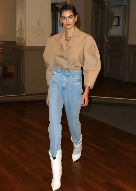 小黑靴OUT了！今冬「這雙鞋」超火爆，時髦精都愛它