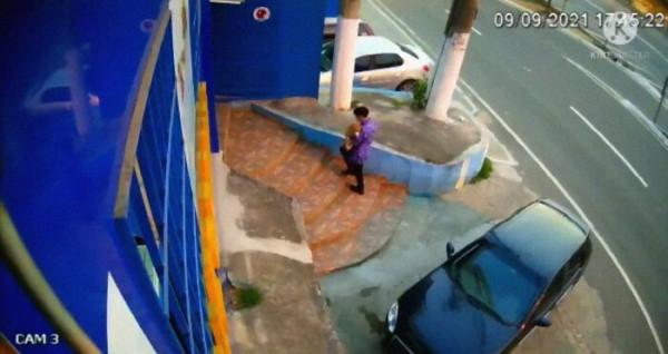 太暖心了，巴西懷孕流浪狗自行去診所求分娩，愛心醫生全程助力