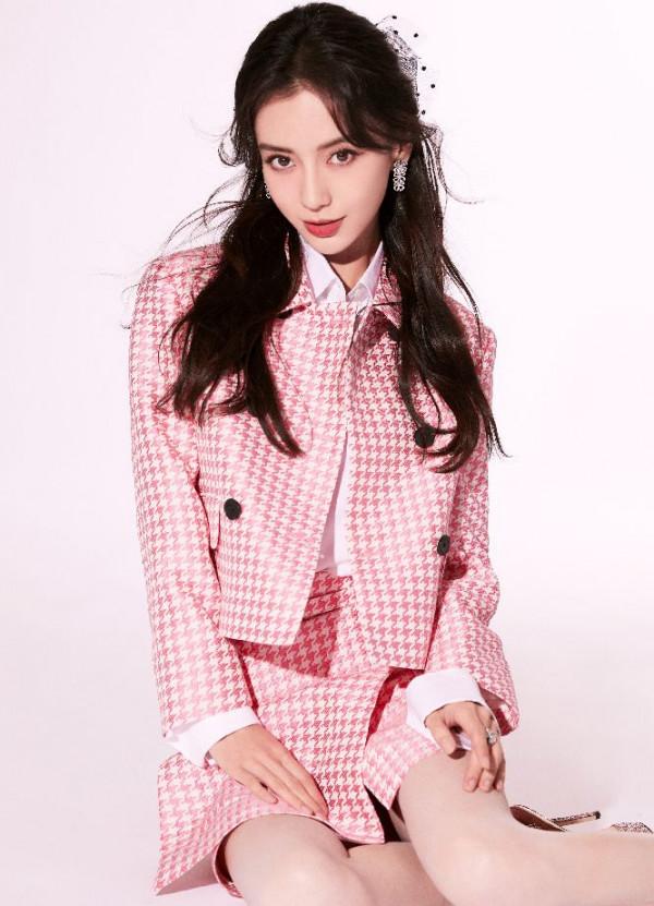 楊穎一身粉色千鳥格套裝，甜美可愛滿糖少女，美圖顏值線上