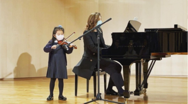 朱玲玲孫女首次演出，穿小黑裙拉小提琴不怯場，太有奶奶港姐範兒