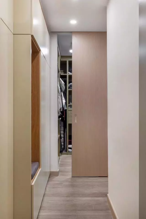 45㎡小戶型裝修，隱形衣帽間設計超讚，陽臺打通做廚房第一次見
