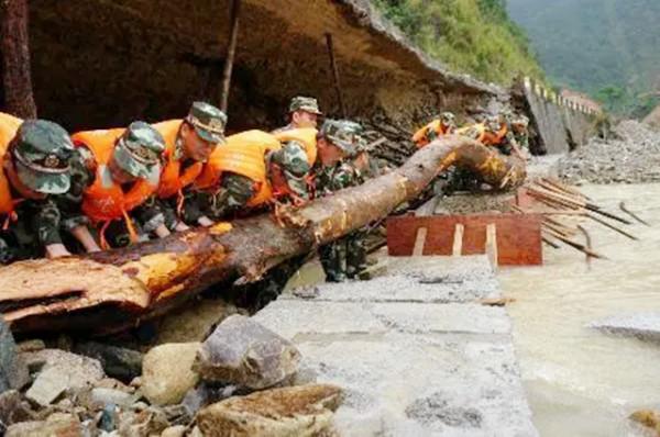 1998年張萬年在美國西點軍校演講，短短几句話，臺下響起熱烈掌聲