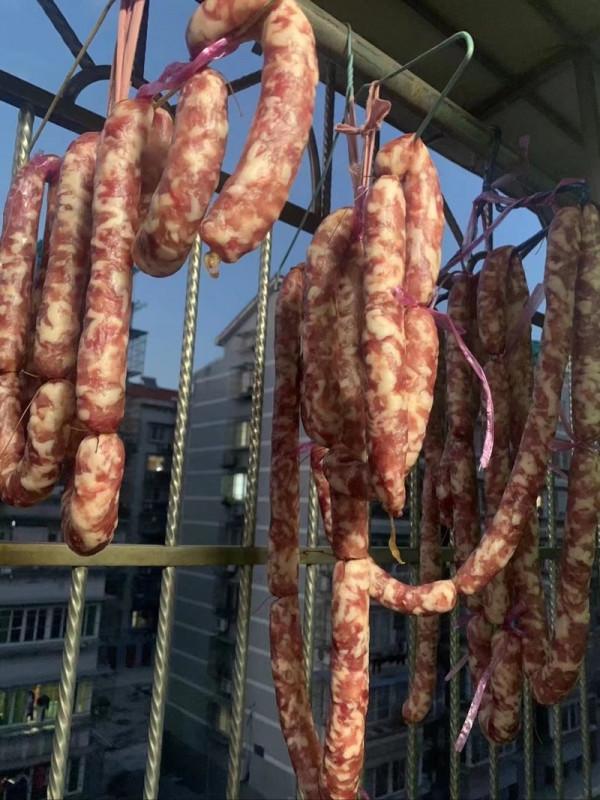 窗戶外面的香腸 窗戶外面的香腸