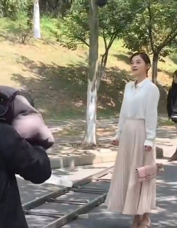 46歲梅婷新劇要大火!殺青照她穿襯衫美貌出眾,跟海清飆戲超期待 46歲梅婷新劇要大火!殺青照她穿襯衫美貌出眾,跟海清飆戲超期待