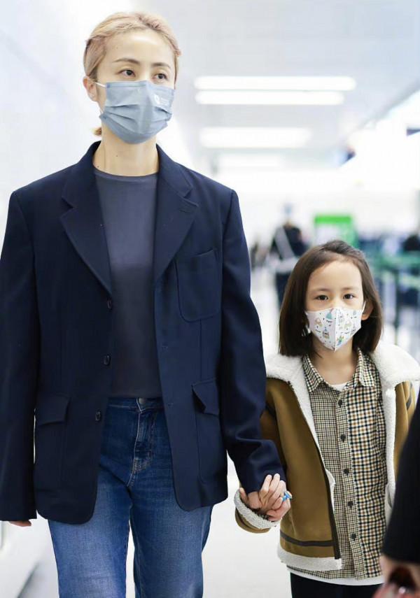 &OpenCurlyDoubleQuote;孫莉&rdquo;帶小女兒走機場，一頭金髮搭配黑色西裝，辣媽氣場全開