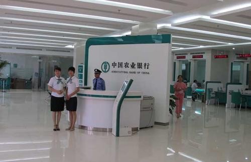 銀行“怪象”:寧願讓使用者排長隊,也不願多開視窗?員工說出實情 銀行“怪象”:寧願讓使用者排長隊,也不願多開視窗?員工說出實情