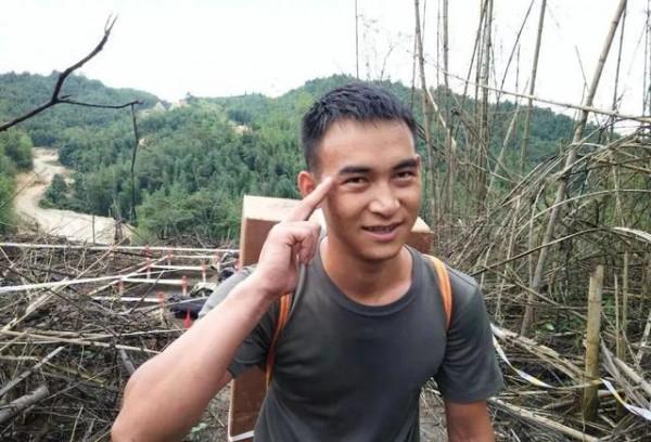 “排雷英雄”杜富國:為隊友擋雷失去雙眼雙臂,被子仍疊成豆腐塊 “排雷英雄”杜富國:為隊友擋雷失去雙眼雙臂,被子仍疊成豆腐塊