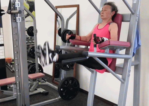 90歲日本老奶奶成年紀最大健身教練，這身體素質簡直令年輕人汗顏