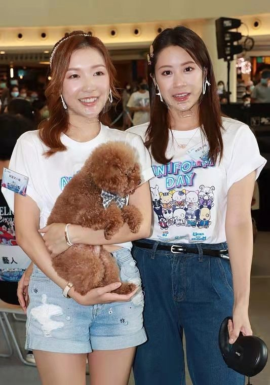 李澤楷小女友罕見亮相，穿T恤牛仔褲像學生妹，溫柔又甜美