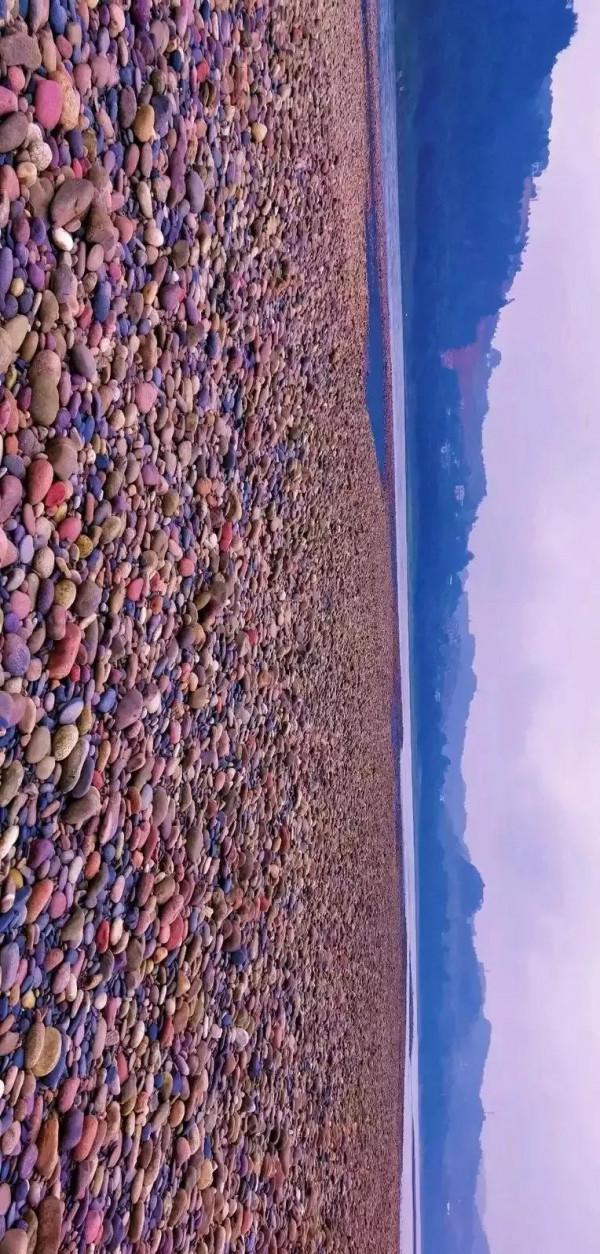 五彩沙灘，咱們撿石頭去吧