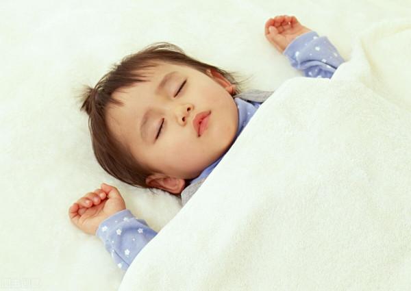 寶寶睡著睡著成趴睡,要不要幫他翻過來?最安全的睡姿是什麼? 寶寶睡著睡著成趴睡,要不要幫他翻過來?最安全的睡姿是什麼?