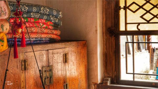 參觀滿族民居，終於明白什麼是東北三大怪，姑娘叼著大煙袋真意外