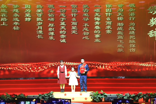 西部戰區空軍某基地：這場頒獎典禮戰味濃、淚水多、士氣足