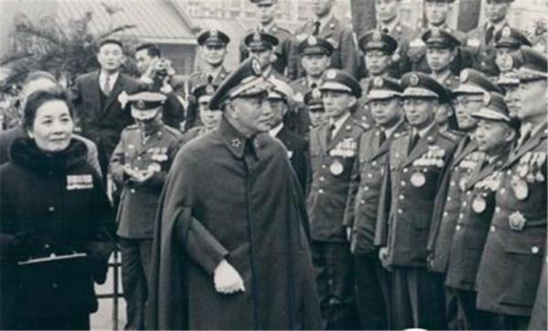 有兵力沒能力？白崇禧評價蔣介石的軍事能力：就是一個步兵排長