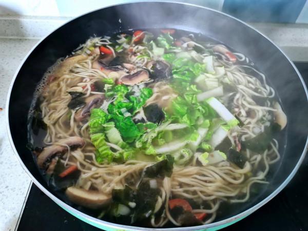 今天的午餐很特別，三樣風格的美食湊成一桌，超級好吃