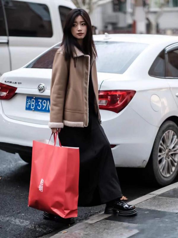 精緻女人鞋子不用多，有這“三雙”就夠了，時髦百搭，舒適自在