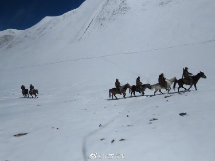 海拔5800米，邊防官兵冒雪巡邏