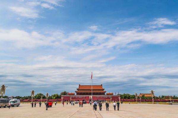 斯大林是唯一被掛在天安門的外國人，他一言讓開國大典提前三個月