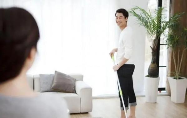 給71歲老太太當家居保姆，42歲男人自述：工資雖高，但我只想辭職