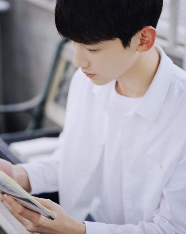 盤點娛樂圈穿白襯衫的男明星，誰讓你一眼就記住了？