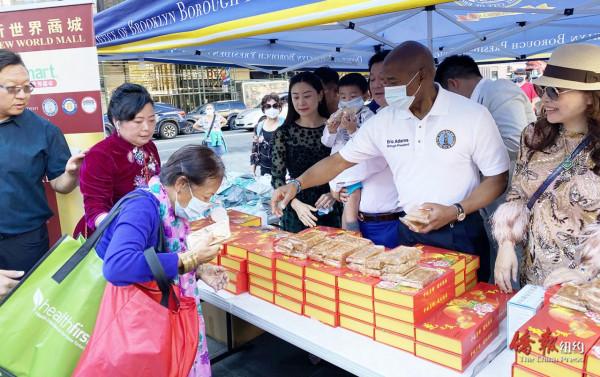 亞當斯攜華人社群機構舉辦賀中秋活動 亞當斯攜華人社群機構舉辦賀中秋活動