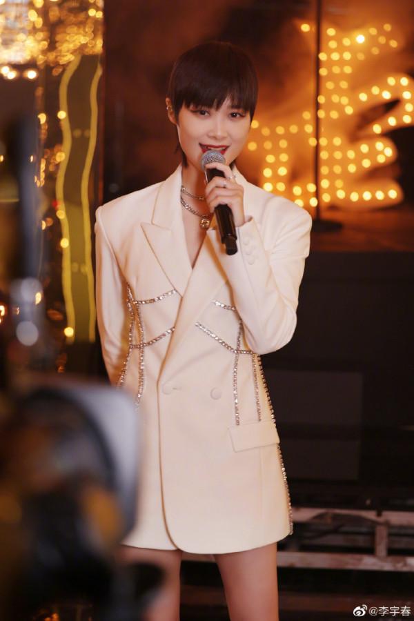 李宇春女人味十足，看得出來，這些年確實很努力！楊丞琳既視感