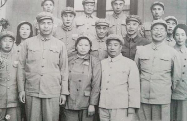 開國將軍中的兩對“翁婿將軍”，老丈人是不是必須向女婿敬禮？