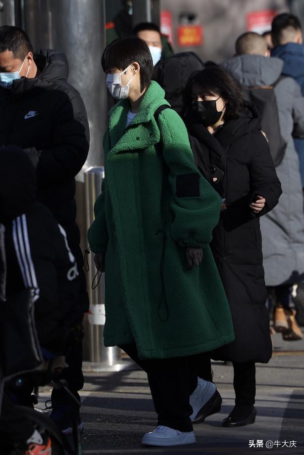 2022春晚第四次大聯排路透 李宇春身穿綠色大衣格外搶眼