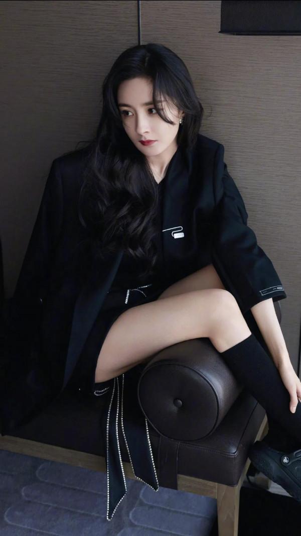 絕世美人楊冪，今日率性迷人，氣場全開，沉醉在你的魅力之中