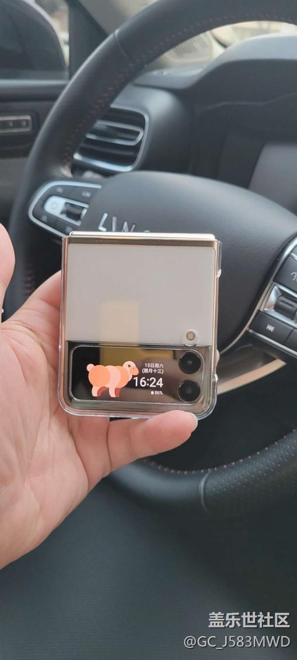 粉絲收到三星Galaxy Z Flip3 5G冬奧版，顏值真的很耐打