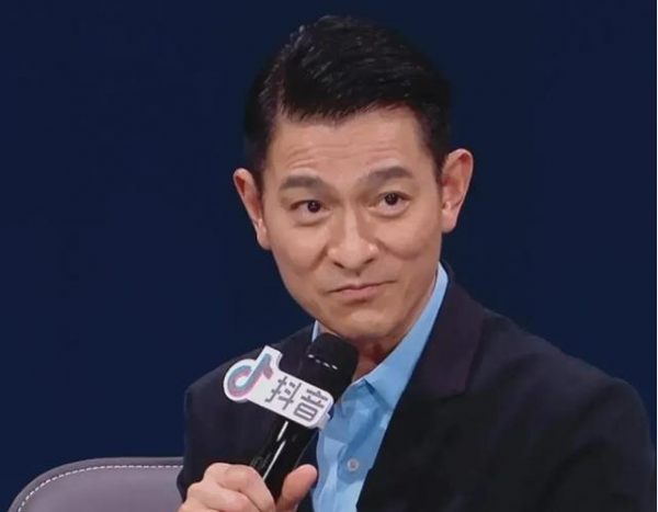 不立“虛假人設”,這4位男演員的行為,打臉了多少流量明星? 不立“虛假人設”,這4位男演員的行為,打臉了多少流量明星?