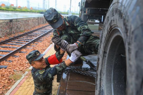武警雨中開展鐵路投送裝載考核 提升遠端投送能力