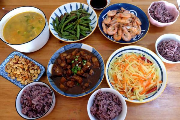 河南70後夫妻的家常晚餐，在朋友圈火了，網友：好吃不貴營養高