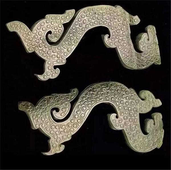 估價上限400萬港幣，含佣金拍出1525萬，戰國龍形玉佩