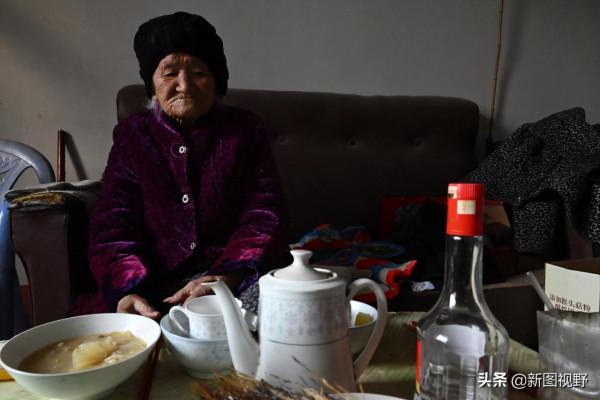 104歲長壽奶奶，每天喝2兩小酒，下酒菜比較簡單，看看她愛吃啥