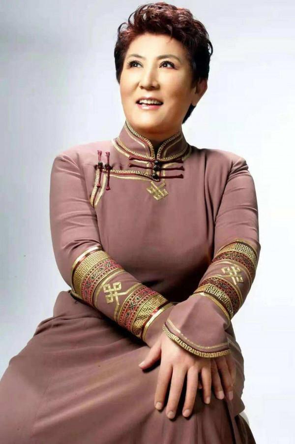 德德瑪之子馬克塔勒：心疼腦溢血偏癱的母親，像愛媽媽一樣愛繼父