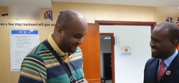 這個黑人在中國做生意成億萬富翁後,竟放棄當老闆,來報答中國 這個黑人在中國做生意成億萬富翁後,竟放棄當老闆,來報答中國