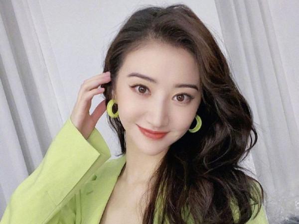 景甜穿淡綠西裝拍美照 披大波浪對鏡比耶活潑優雅兼具 景甜穿淡綠西裝拍美照 披大波浪對鏡比耶活潑優雅兼具