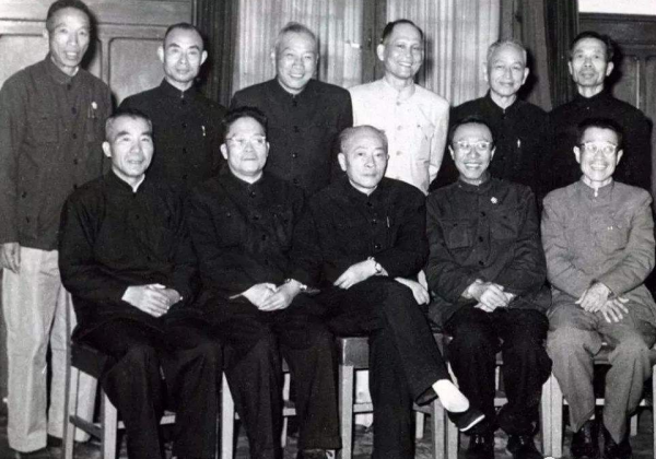 62年毛澤東宴請賓客，開席前故作神秘：有位客人是你們的頂頭上司