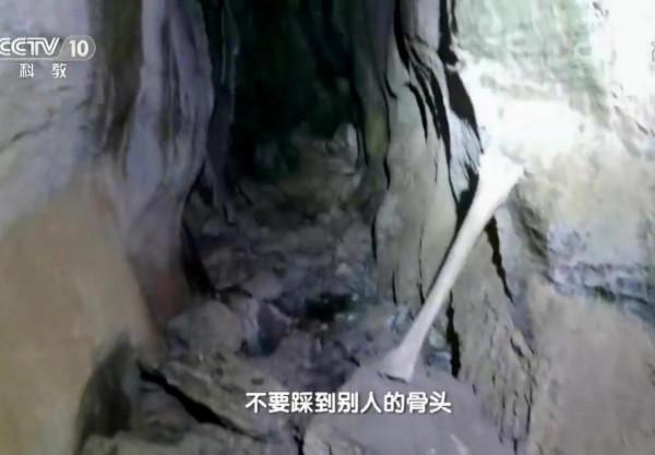 2017年科考隊冒死進入三峽絕壁千年謎窟，隊長：不要踩到別人骸骨