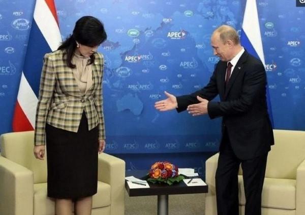 英拉30年魅力不倒：曾讓奧巴馬移不開眼，深情對視，普京忘了握手