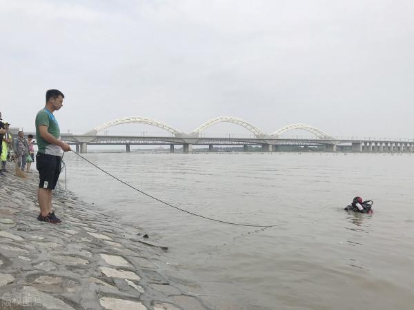 一釣魚人溺亡!血淋淋的教訓!為何還是有人不以為然 一釣魚人溺亡!血淋淋的教訓!為何還是有人不以為然
