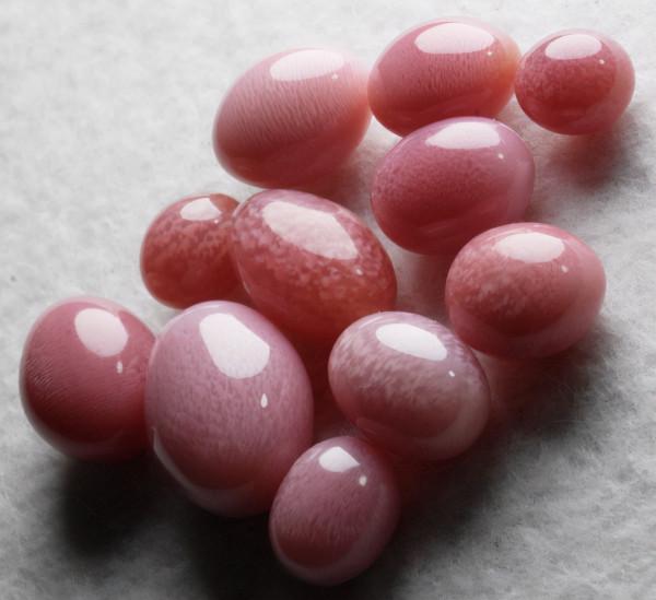 2萬個生蠔才出一顆珠：美女子吃到罕見生蠔珠，價值究竟有多高？